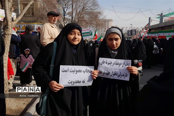 راهپیمایی پرشور دانش‌آموزان در روز 22بهمن