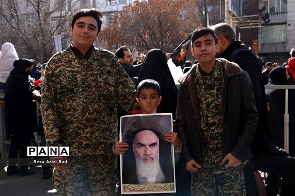 بچه‌های انقلاب پای کار انقلاب