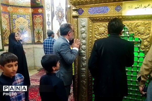 غبارروبی مزار شهدا با حضور مدیر آموزش و پرورش ناحیه دو شهرری 