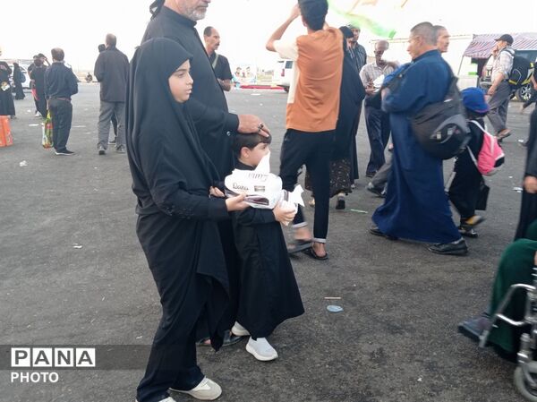 آیینِ کوچکِ مهمان‌نوازی در مسیرِ بی‌پایانِ نجف به کربلا