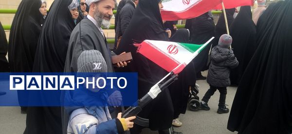 ثبت شکوه انقلاب از قاب دوربین در همدان