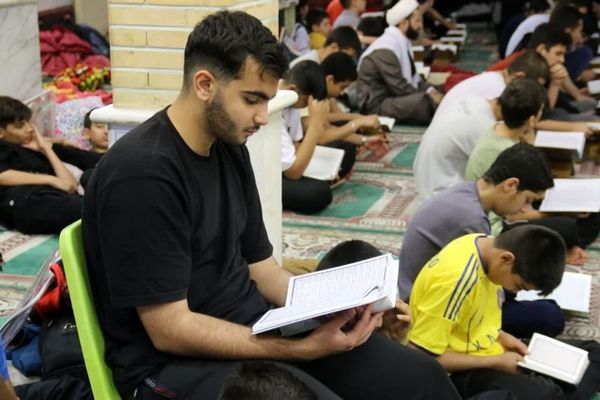 استقبال پرشور دانش‌آموزان شهریاری از آیین معنوی اعتکاف