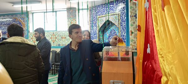 تقسیم مهربانی ها در روز نیکوکاری با حضور مسئولین در مدارس ملارد 