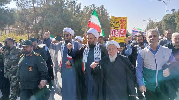 راهپیمایی 13 آبان دانش‌آموزان و مسئولین شهر مهستان