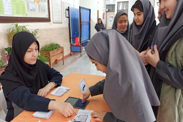 حضور پر شور دانش‌آموزان در انتخابات شورای دانش‌آموزی دبیرستان دخترانه ۱۳ آبان