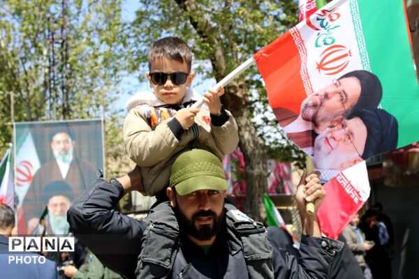 رژه‌ی کالسکه سواران در مسیر اربعین از فلکه ایران تا مسجد جامع