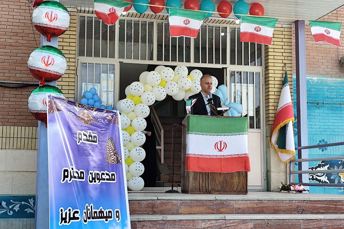جشن شکوفه‌ها در مدرسه آیین روشن شهریار با حضور مدیریت آموزش و پرورش شهریار