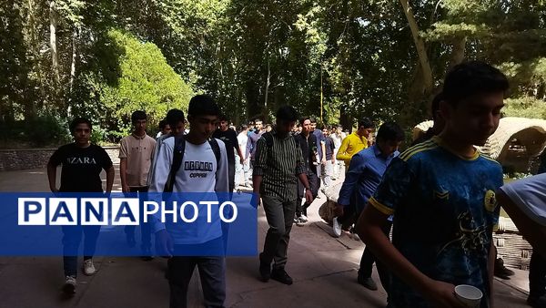 ادای احترام دانش آموزان پایه دهم  دبیرستان شاهد ابوذر غفاری به مقام شامخ شهدا