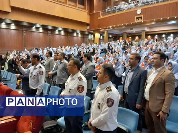 نواختن زنگ سپاس در فرهنگسرای آریو مصلی نژاد 