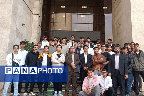 بازدید دانش‌آموزان دبیرستان شهدای علم‌ و فناوری بهارستان دو از دانشکده دندانپزشکی تهران 