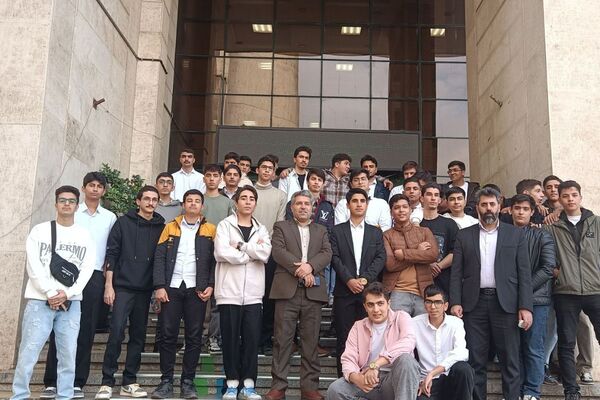 بازدید دانش‌آموزان دبیرستان شهدای علم‌ و فناوری بهارستان دو از دانشکده دندانپزشکی تهران 