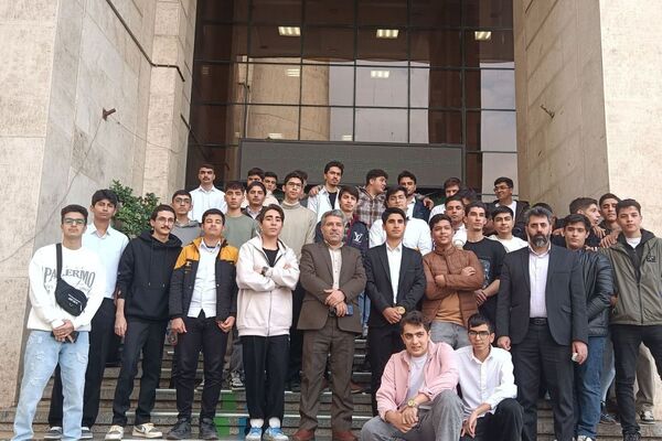 بازدید دانش‌آموزان دبیرستان شهدای علم‌ و فناوری بهارستان دو از دانشکده دندانپزشکی تهران 