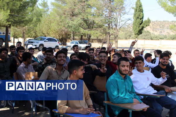 گرامیداشت هفته دفاع مقدس در مدرسه نخبگان عشایر گنجه‌ای یاسوج