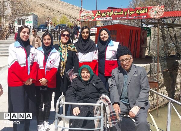خدمات‌رسانی تیم سحر جمعیت هلال احمر فارسان در منطقه گردشگری پیرغار