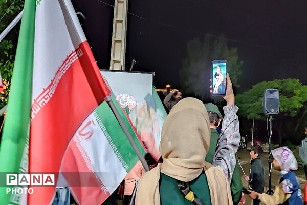 پرچم عزت را می‌بریم بالا 