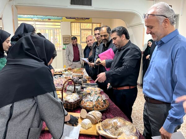 نمایشگاه نان و شیرینی دستپخت دانش‌آموزان هنرستان قدس