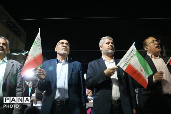 لاله‌های آسمانی در دبستان دخترانه حسین فاطمه یزد شکوفا شدند