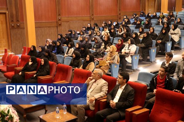 قدردانی از افتخارآفرینان متوسطه اول ناحیه ۶ در یازدهمین دوره جشنواره خوارزمی