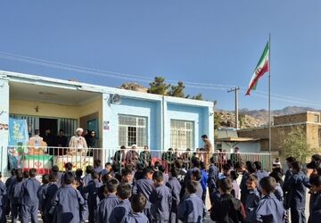 جشن عاطفه‌ها در مدرسه امام خمینی(ره) نیر