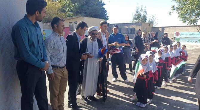 جشن شکوفه‌ها در دبستان‌های فرزانگان و محمد عارف بابایی منطقه بیرانشهر