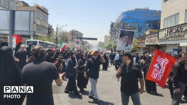 وداع پرشور و تاریخی امت با پیکر پاک رهبر شهید در میدان انقلاب تهران