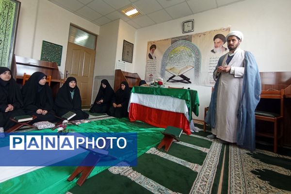 محفل انس با قرآن کریم در دبیرستان فرزانگان قوچان