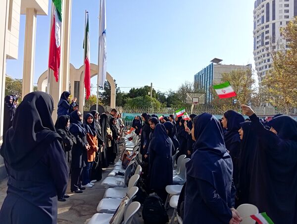 مراسم باشکوه زنگ ایثار و مقاومت در دبیرستان مصلی نژاد حضرت ام البنین