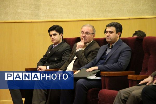 رونمایی از کتاب «تنها در میان جمع» دانش‌آموز نویسنده تبریز 