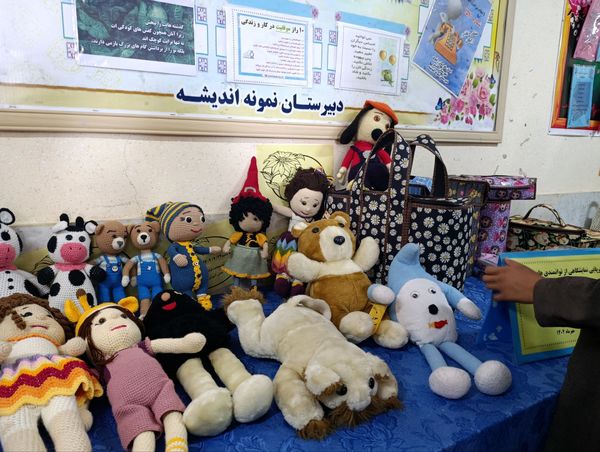 نمایشگاه توانمندی های اولیا و دانش آموزان در دبیرستان نمونه اندیشه 