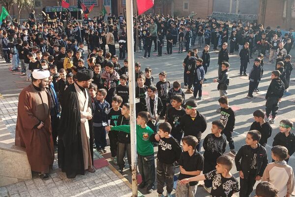 طنین نوای عشق و عزا؛ مراسم عزاداری دهه دوم فاطمیه در مدارس بهارستان‌دو