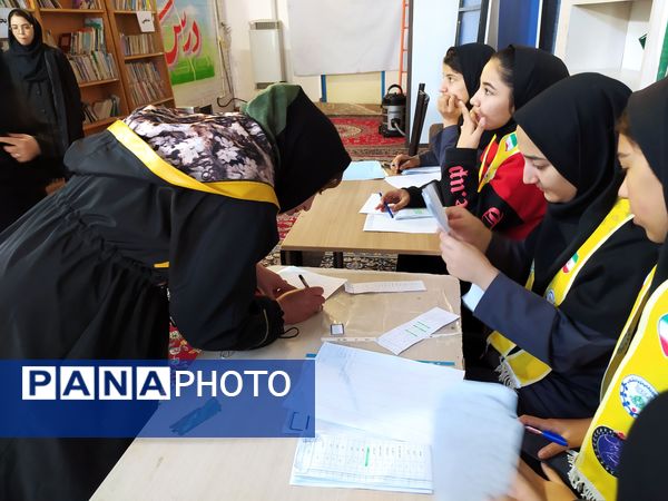 دیدار دبیران با اولیا و تحویل بیلان کار آبان در دبیرستان حاج تقی نجفی 