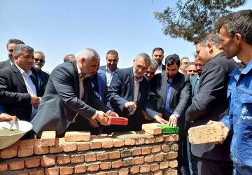  آئین خشت گذاری مدرسه ثامن الحج علیه السلام در شهرستان اسلامشهر 