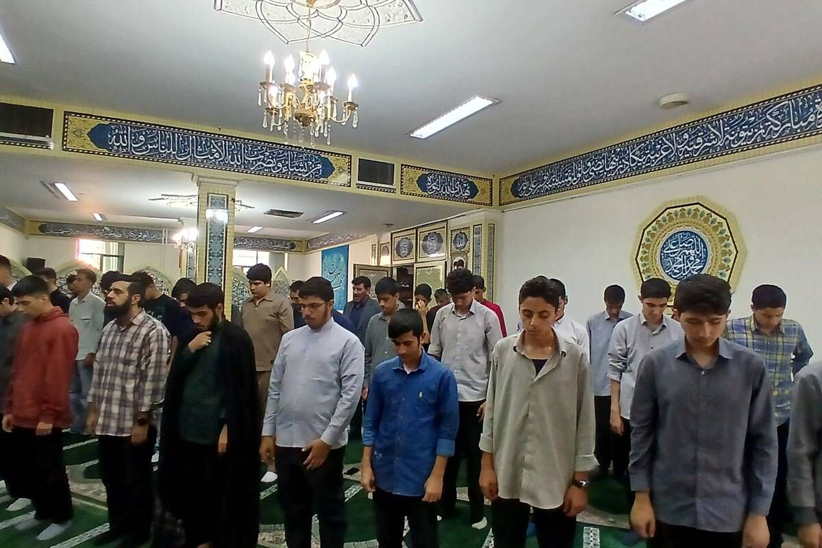 حس ناب بندگی در میان دانش‌آموزان دبیرستان امام علی (ع)