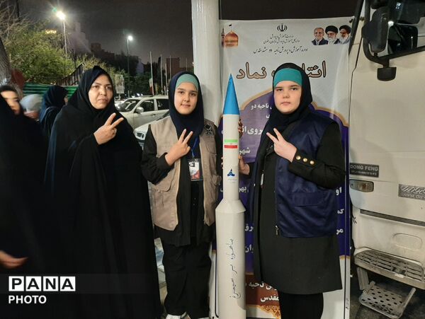 پویش «با هم قوی‌تر شویم»  در میدان ۱۵ خرداد