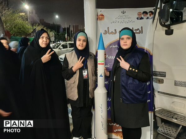 پویش «با هم قوی‌تر شویم»  در میدان ۱۵ خرداد