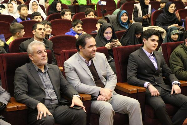رونمایی از کتاب «تنها در میان جمع» دانش‌آموز نویسنده تبریز 