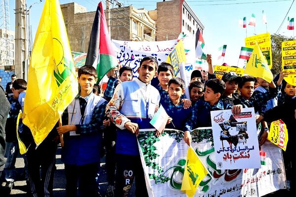 برگزاری مراسم راهپیمایی سیزده آبان با حضور دانش‌آموزان و مسئولین در ملارد