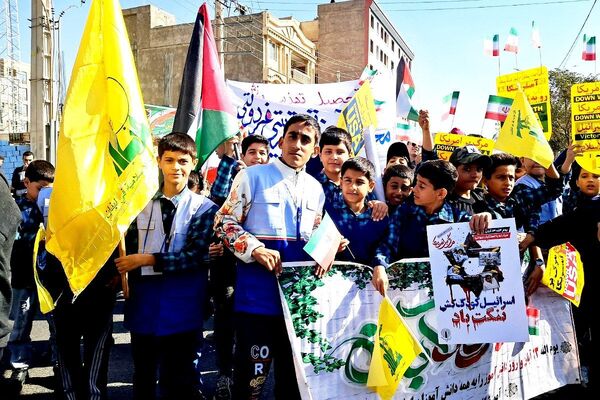 برگزاری مراسم راهپیمایی سیزده آبان با حضور دانش‌آموزان و مسئولین در ملارد
