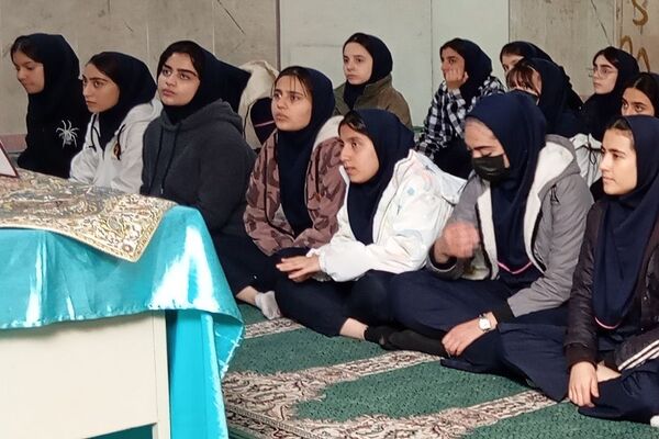 نشست کتابخوان مدرسه‌ای در دبیرستان دخترانه جوادالائمه بهارستان‌دو