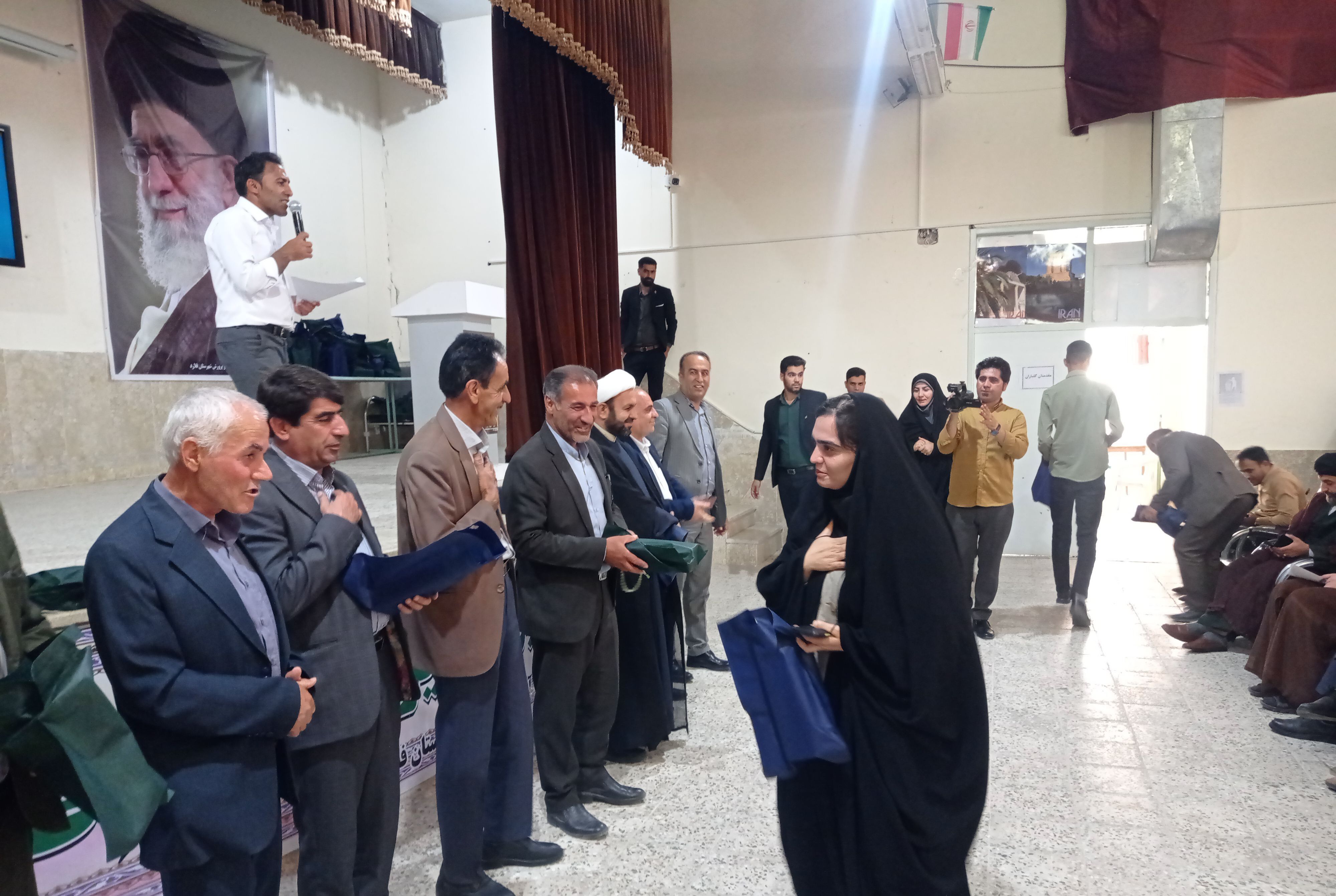 آیین تجلیل از فعالان حوزه آموزش‌و‌پرورش شهرستان فلارد