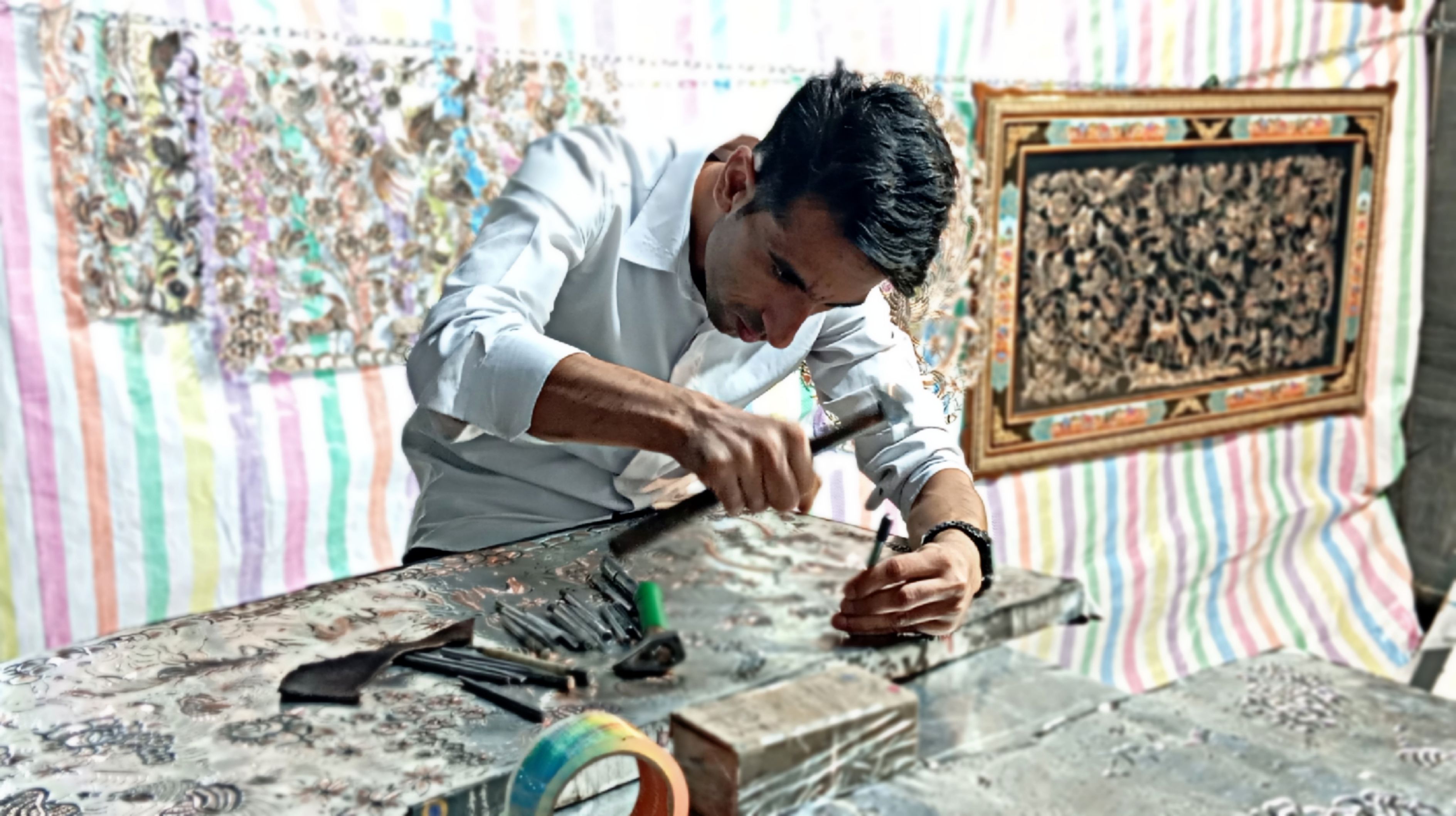 از قلم‌زنی سیاه‌قلم تا درآمدزایی؛ روایت یک صنعتگر