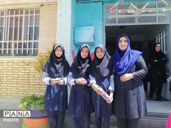 تجلیل از دانش آموزان برگزیده دبستان ناهید نخودی