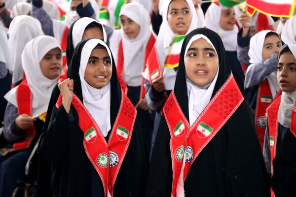 ثبت اثر انگشت هزار دانش‌آموز یزدی پای پرچم ایران