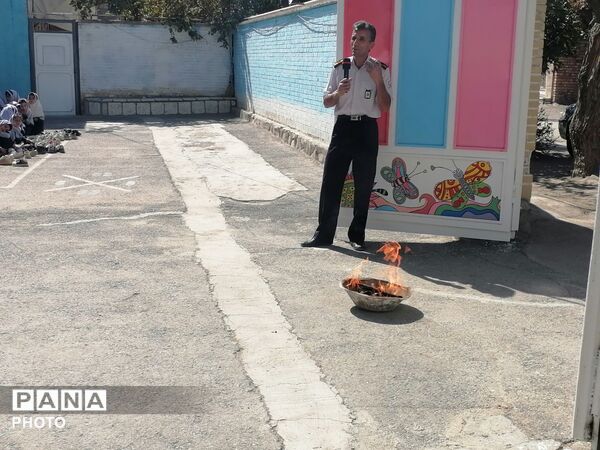 آموزش ایمنی و اطفاء حریق در دبستان ناهید نخودی نیشابور 