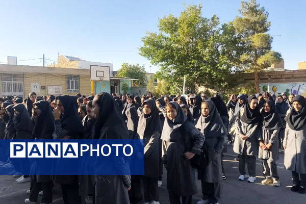 گام‌های استوار، آینده‌ای روشن: جشن آغاز سال تحصیلی در دبیرستان شاهد ام ابیها آباده
