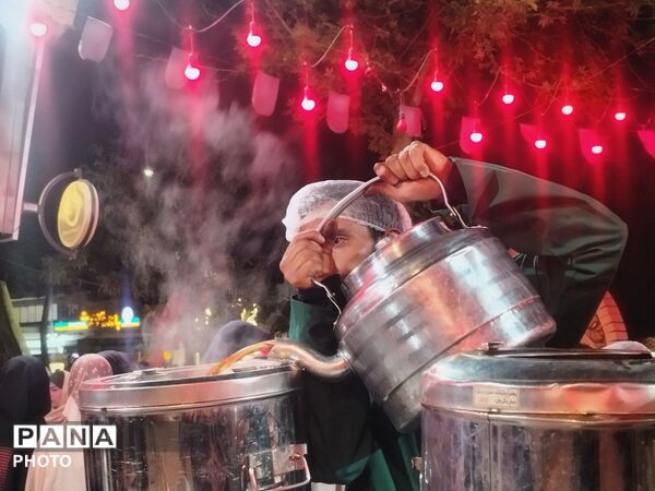 خدمت‌رسانی چایخانه حضرت زهرا(س) در دویست‌و‌یازدهمین شب شهادت قائد امت اسلام