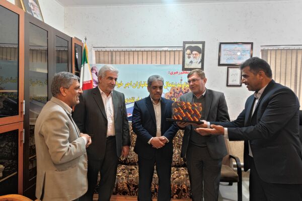 تجلیل ازوالدین جانباز در دبیرستان شاهد شهید معزی
