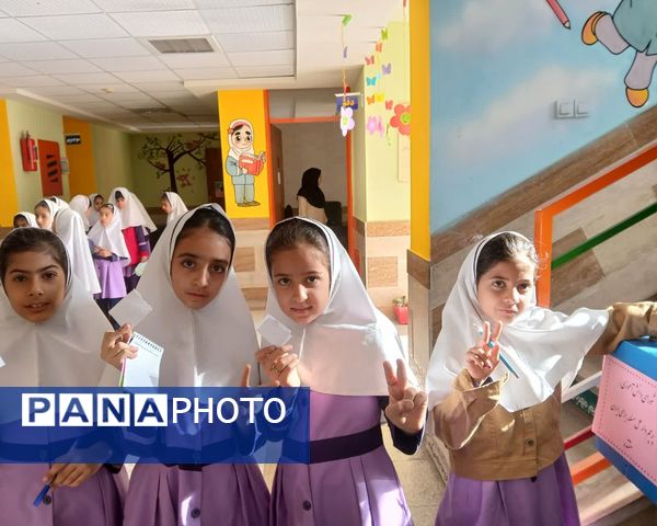 انگشت‌های رنگین دختران دبستان اندیشه روی برگه‌های رأی انتخابات شورای دانش‌آموزی