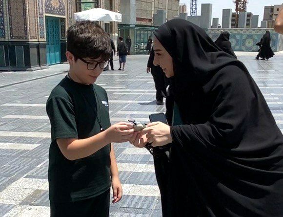 توزیع بسته‌های فرهنگی بین زائرین کوچک امام رئوف توسط سازمان دانش‌آموزی آذربایجان شرقی