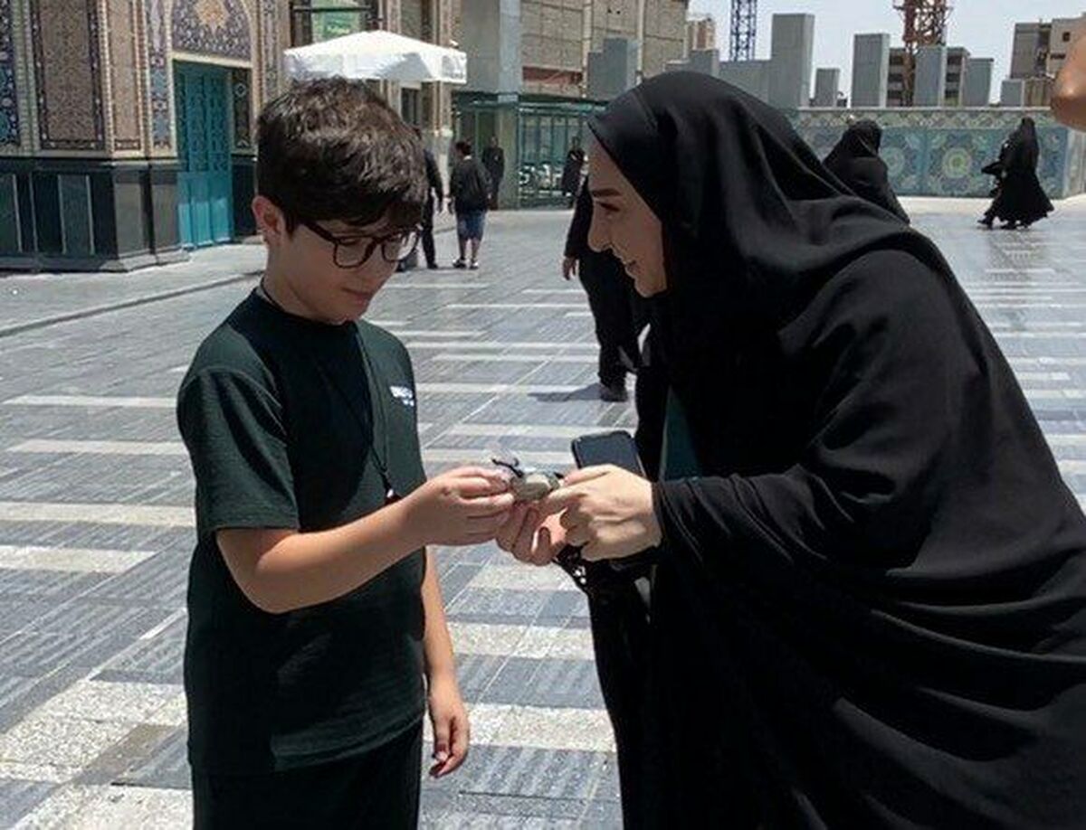 توزیع بسته‌های فرهنگی بین زائرین کوچک امام رئوف توسط سازمان دانش‌آموزی آذربایجان شرقی